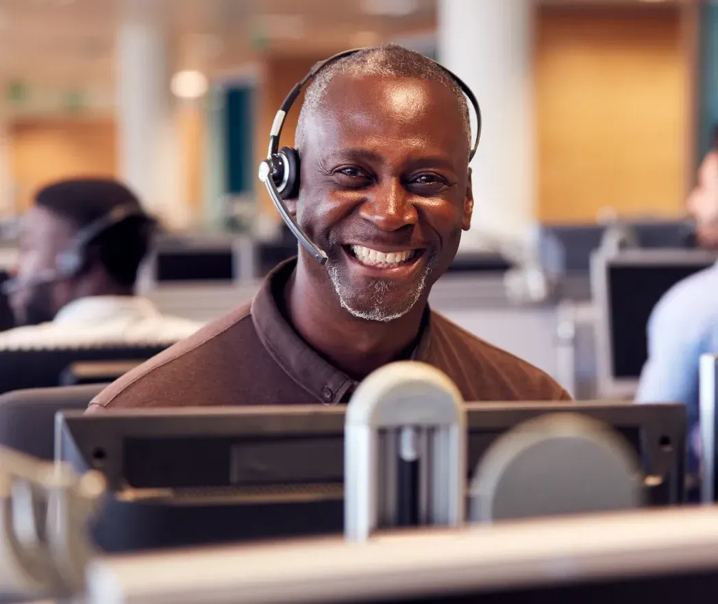 Man werkend bij klantenservice
